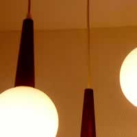 Suspension 3 feux opalines blanches et bois teck.
