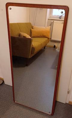 Grand miroir scandinave, support bois, aux contours arrondis, en très bon état, dimensions : H 108 cm, L 48 cm, P 3 cm.