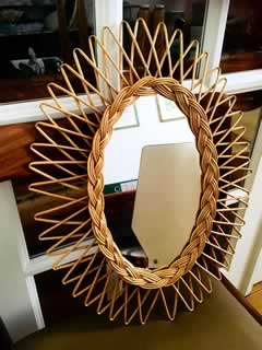 Miroir oval en osier, des années 50, en parfait état, dimensions extérieures: H 50cm, l 38cm, miroir: 28,5/17.