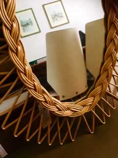 Miroir oval en osier, des années 50, en parfait état, dimensions extérieures: H 50cm, l 38cm, miroir: 28,5/17.