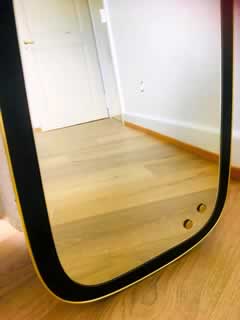 Miroir rétro asymétrique, bordure plastique doré, H 83cm, l max 38,5cm.