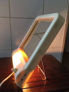 Miroir de Barbier, grossissant, lumineux, en plastique, de CIWA Miroir, posé ou accroché au mur, dimensions: H 23, L 17, P 5.