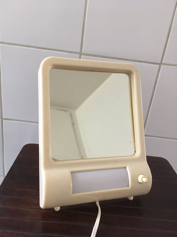 Miroir de Barbier, grossissant, lumineux, en plastique, de CIWA Miroir, posé ou accroché au mur, dimensions: H 23, L 17, P 5.