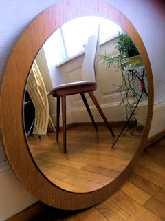 Miroir de style scandinave, de forme ronde, support bois et placage acajou, diamètre du miroir 55 cm, diamètre de l’ensemble 65 cm.
