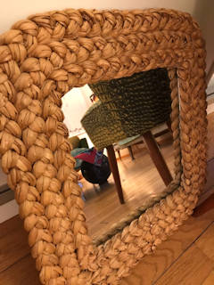 Miroir en paille tressée, de forme carrée, 48 cm de côté, créé par Adrien Audoux et Frida Minet dans les années 50-60, dans un esprit brut de l’époque mais aux contours modernes.