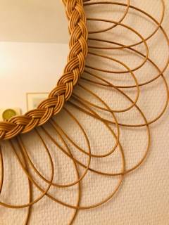 Miroir fleur en osier, très bon état, diamètre avec pétales 55 cm, diamètre miroir avec tresse 27,5 cm, diamètre miroir 23 cm.