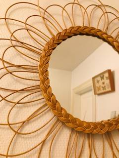 Miroir fleur en osier, très bon état, diamètre avec pétales 55 cm, diamètre miroir avec tresse 27,5 cm, diamètre miroir 23 cm.