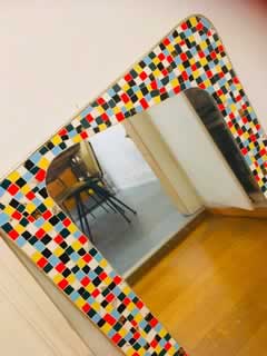 Miroir trapèze à bordure mosaïque multicolore, très fifties, dimensions (L/l) : 70/44 cm.