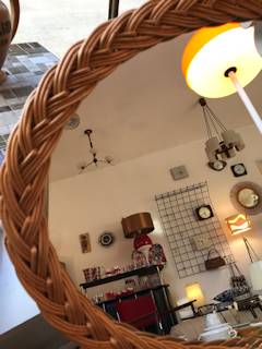 Miroir oval à bordure en osier tressé, dimensions : L 59 cm, H 42 cm.