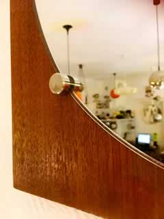 Miroir scandinave rond, monté sur un cadre bois en placage acajou, très bon état, épaisseur 1,5 cm, dim 47 cm x 47 cm.