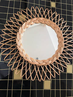 Miroir soleil en rotin, emblématique des années vintage, en excellent état, diamètre du soleil 39 cm, diamètre du miroir 19 cm.