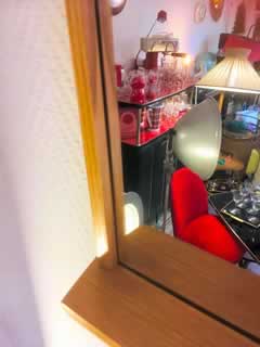 Miroir de style scandinave, vintage 1960, forme originale trapèze, support bois avec petite tablette, système de fixation murale, dimensions : H ..., L …
