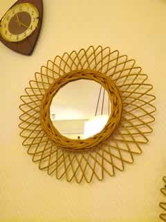 2 miroirs soleil en rotin , de taille différente, belle couleur miel, en excellent état, diamètres: 41 cm pour le petit modèle, 47 cm pour le grand modèle.