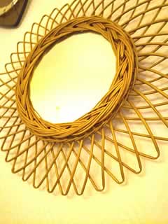 2 miroirs soleil en rotin , de taille différente, belle couleur miel, en excellent état, diamètres: 41 cm pour le petit modèle, 47 cm pour le grand modèle.