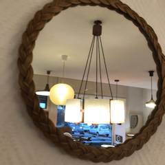 Petit miroir rond et fine tresse en osier sur le pourtour, diamètre 28 cm, tresse osier 2 cm.