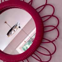 Petit miroir scoubidou rouge.