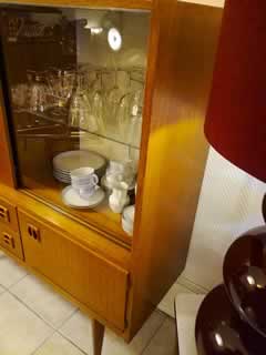 Beau buffet scandinave, nombreux rangements, vitrine, tiroirs, porte coulissante, et petit gabarit, dimensions ( L/H/P): 1100, 1200, 400 cm.