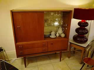 Beau buffet scandinave, nombreux rangements, vitrine, tiroirs, porte coulissante, et petit gabarit, dimensions ( L/H/P): 1100, 1200, 400 cm.