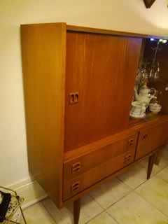 Beau buffet scandinave, nombreux rangements, vitrine, tiroirs, porte coulissante, et petit gabarit, dimensions ( L/H/P): 1100, 1200, 400 cm.