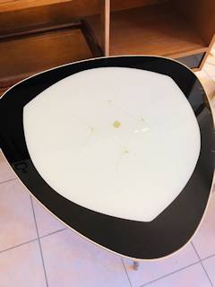 Belle table basse triangulaire, tripode, avec plateaux en verre, déco stylisée blanc et noir, dimensions: H 57,5cm, L Max 75cm.
