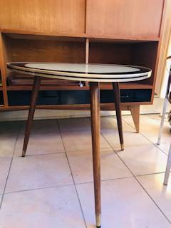 Belle table basse triangulaire, tripode, avec plateaux en verre, déco stylisée blanc et noir, dimensions: H 57,5cm, L Max 75cm.