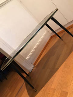 Bout de canapé ou table basse, plateau en verre sérigraphié avec motifs géométriques dorés sur fond noir, garni d’un champ doré avec liseré noir, sur 4 pieds compas en bois  et embouts laiton; dimensions : L 90 cm, l 45,5 cm, H 46 cm.