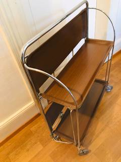Chariot de service pliable Dinett par Bremshey, 70’ made in Germany, cadre chromé, deux plateaux en Formica; dimensions : L 65 cm, P 42 cm, H 77 cm, chariot plié : 8 cm de large.