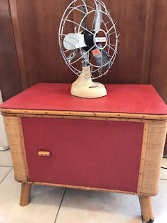 Coffre en rotin, excellent état, pouvant servir de bout de canapé, chevet, coffre à jouets, dimensions L 56, P 35, H 43cm.