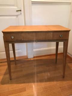 Coiffeuse vintage pieds compas, en bois massif plaqué, un abattant central cachant un miroir, deux tiroirs latéraux, dimensions : L 83 cm, P 45 cm, H 76 cm.