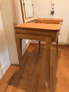 Coiffeuse vintage pieds compas, en bois massif plaqué, un abattant central cachant un miroir, deux tiroirs latéraux, dimensions : L 83 cm, P 45 cm, H 76 cm.