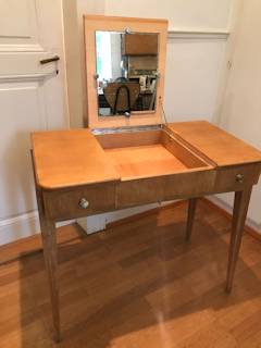 Coiffeuse vintage pieds compas, en bois massif plaqué, un abattant central cachant un miroir, deux tiroirs latéraux, dimensions : L 83 cm, P 45 cm, H 76 cm.
