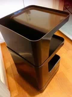 Desserte vintage Prisunic, en plastique moulé ABS, couleur marron, comprend 3 plateaux et 1 niche latérale, peut également servir de chevet, porte-revues, mini bar... Attribué à la maison FLAIR pour Prisunic dans les années 70. Version avec roulettes. Dim: H 65,5 L 36 l 36.