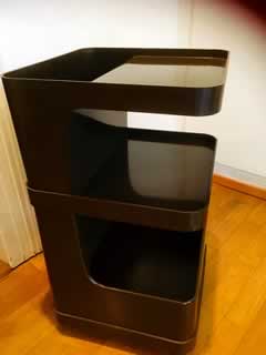 Desserte vintage Prisunic, en plastique moulé ABS, couleur marron, comprend 3 plateaux et 1 niche latérale, peut également servir de chevet, porte-revues, mini bar... Attribué à la maison FLAIR pour Prisunic dans les années 70. Version avec roulettes. Dim: H 65,5 L 36 l 36.