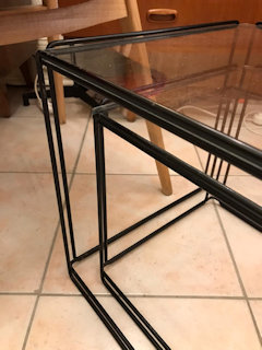 Duo de tables gigognes de Max Sauze pour Arrow, 70’ , modèle isocèle, métal et verre, dimensions de la plus grande: L 39, P 39, H 36,5; dimensions de la petite: L 32, P 32, H 30.