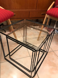 Duo de tables gigognes de Max Sauze pour Arrow, 70’ , modèle isocèle, métal et verre, dimensions de la plus grande: L 39, P 39, H 36,5; dimensions de la petite: L 32, P 32, H 30.