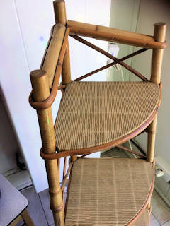 Étagère d’angle en rotin, 4 niveaux, excellent état, dimensions : H 135 cm, base 40 cm de côté, plateau du haut 25 cm de côté.