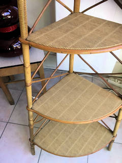 Étagère d’angle en rotin, 4 niveaux, excellent état, dimensions : H 135 cm, base 40 cm de côté, plateau du haut 25 cm de côté.