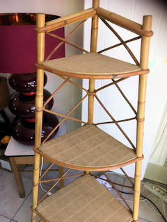 Étagère d’angle en rotin, 4 niveaux, excellent état, dimensions : H 135 cm, base 40 cm de côté, plateau du haut 25 cm de côté.
