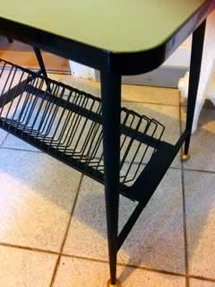 Guéridon ou console porte tourne-disque et porte vinyles des années 50; Robuste et élégant, revêtement de la tablette en Skaï vert amande, excellent état, dimensions (L/l/H): 60, 40, et 54,5 cm.