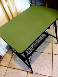 Guéridon ou console porte tourne-disque et porte vinyles des années 50; Robuste et élégant, revêtement de la tablette en Skaï vert amande, excellent état, dimensions (L/l/H): 60, 40, et 54,5 cm.