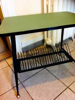 Guéridon ou console porte tourne-disque et porte vinyles des années 50; Robuste et élégant, revêtement de la tablette en Skaï vert amande, excellent état, dimensions (L/l/H): 60, 40, et 54,5 cm.