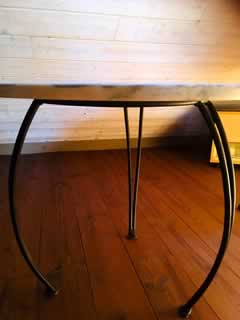 Guéridon original ou bout de canapé, plateau marbre ancien, piétement tripode en métal, à jolie forme courbée ; dimensions ( H/l): 53, 62 cm.