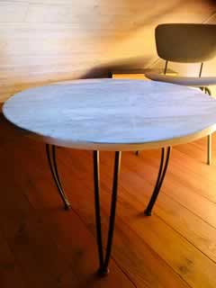 Guéridon original ou bout de canapé, plateau marbre ancien, piétement tripode en métal, à jolie forme courbée ; dimensions ( H/l): 53, 62 cm.