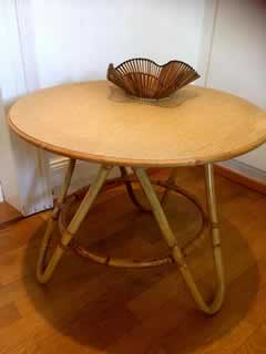 Table basse en rotin, Ø 61cm, hauteur 50cm.