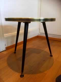 Guéridon tripode, plateau de verre, fond noir et décorations stylisées, Ø 41cm, hauteur 40,5cm.