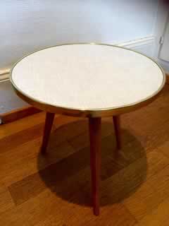 Porte plante tripode rond, plateau formica gris, Ø 30,5cm, hauteur 32cm.
