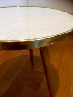 Porte plante tripode rond, plateau formica gris, Ø 30,5cm, hauteur 32cm.