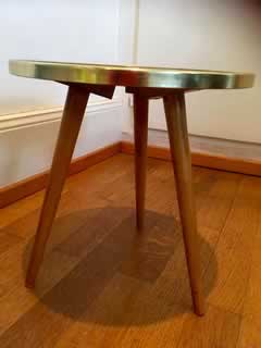 Porte plante tripode rond, plateau formica gris, Ø 30,5cm, hauteur 32cm.