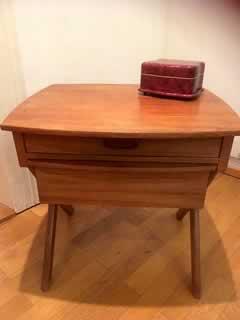  Travailleuse ou bout de canapé, en bois, 2 tiroirs, hauteur 52cm, largeur 54,5cm, profondeur 47,5cm.