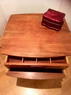  Travailleuse ou bout de canapé, en bois, 2 tiroirs, hauteur 52cm, largeur 54,5cm, profondeur 47,5cm.